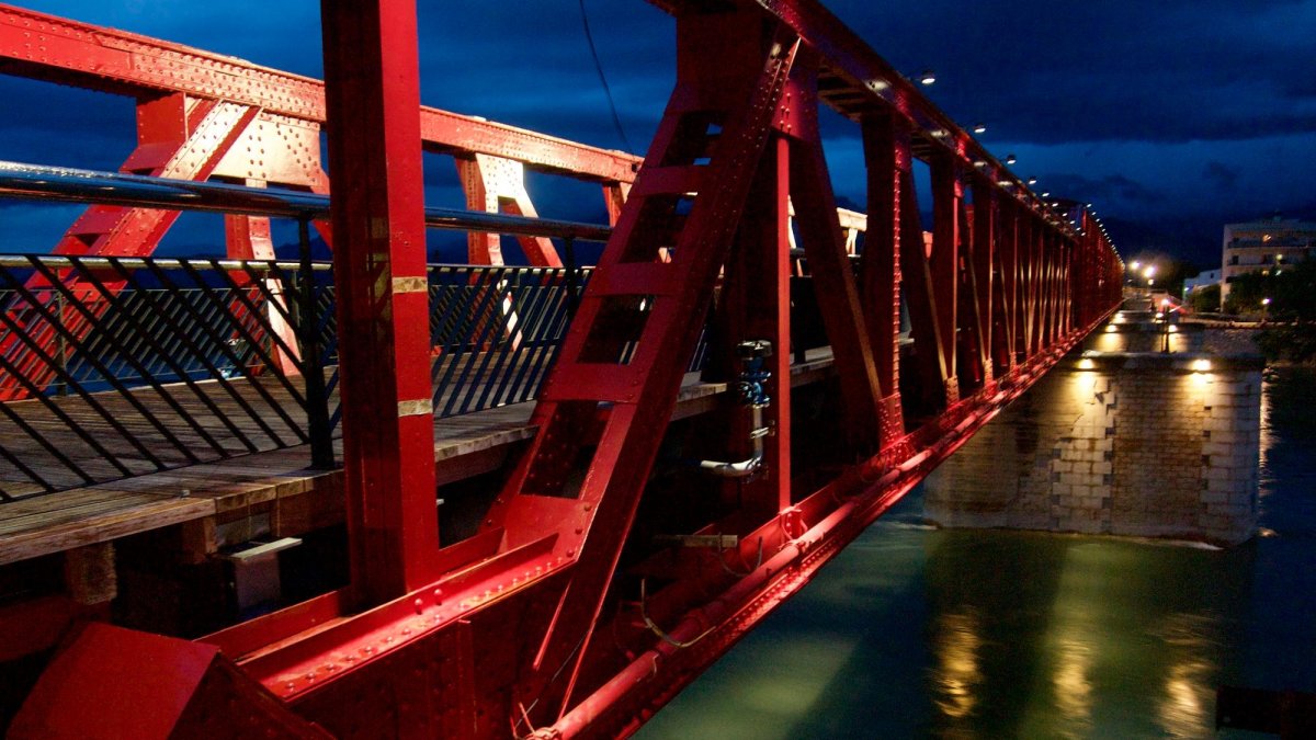 Alguns dels fets van passar al pont roig de Tortosa.
