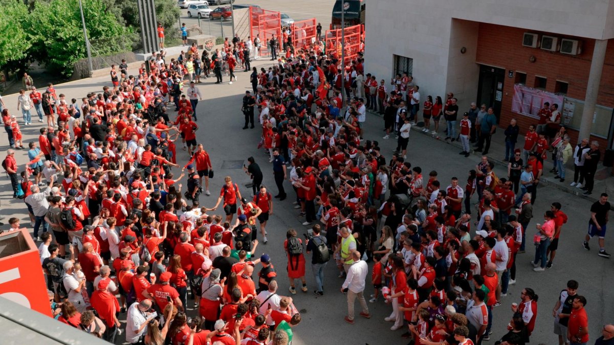 El recibimiento de la afición grana a la plantilla del Nàstic.