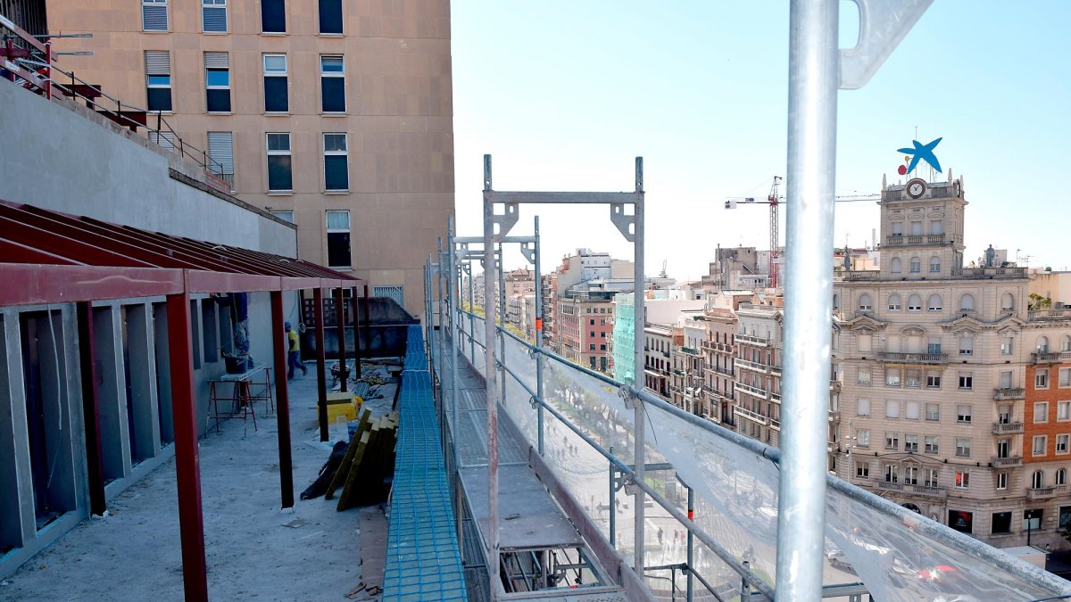 Obras de la residencia de Santa Tecla en la Rambla Nova. Contará con plazas públicas y privadas y abrirá este año.