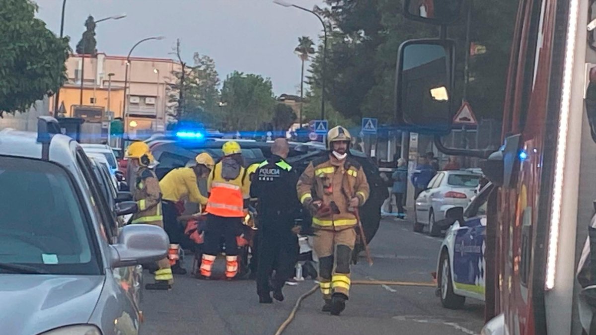 Bombers extrajo al conductor del coche accidentado.