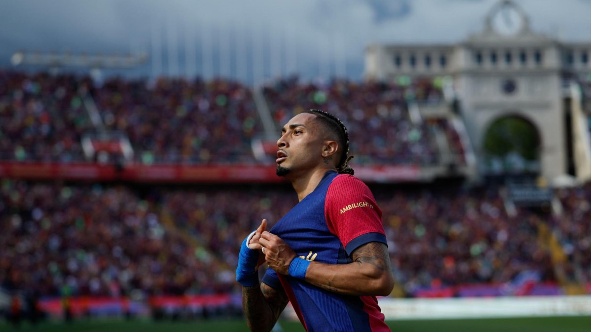 El delantero del Barcelona Raphinha celebra su segundo gol contra el Real Madrid.