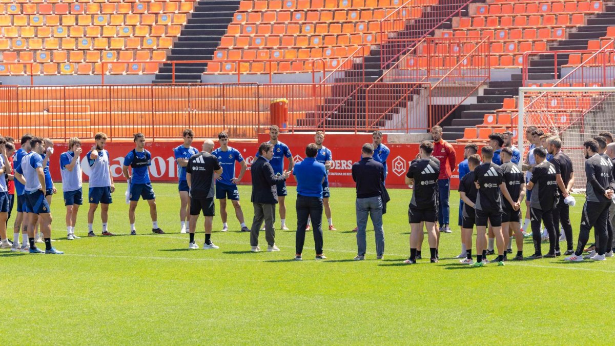 El presidente ejecutivo del Nàstic de Tarragona, Lluís Fàbregas, en la charla con la plantilla tras el entrenamiento.