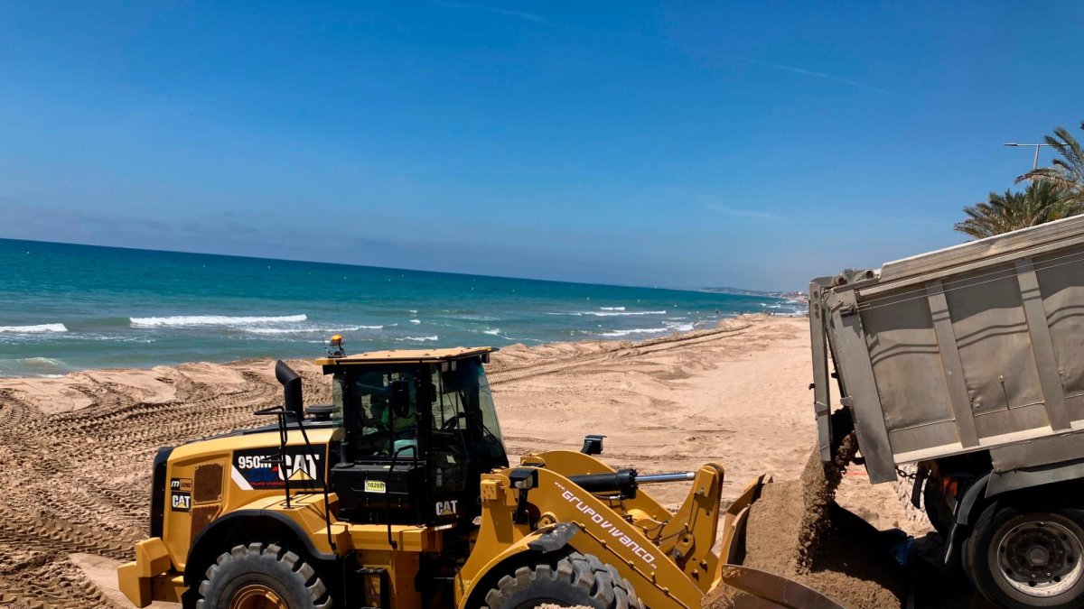 Los camiones llevan arena a la playa de Calafell.