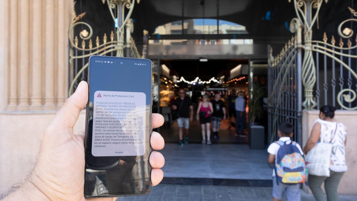 La alerta de Protección Civil sobre el simulacro, en el Mercat Central de Tarragona.