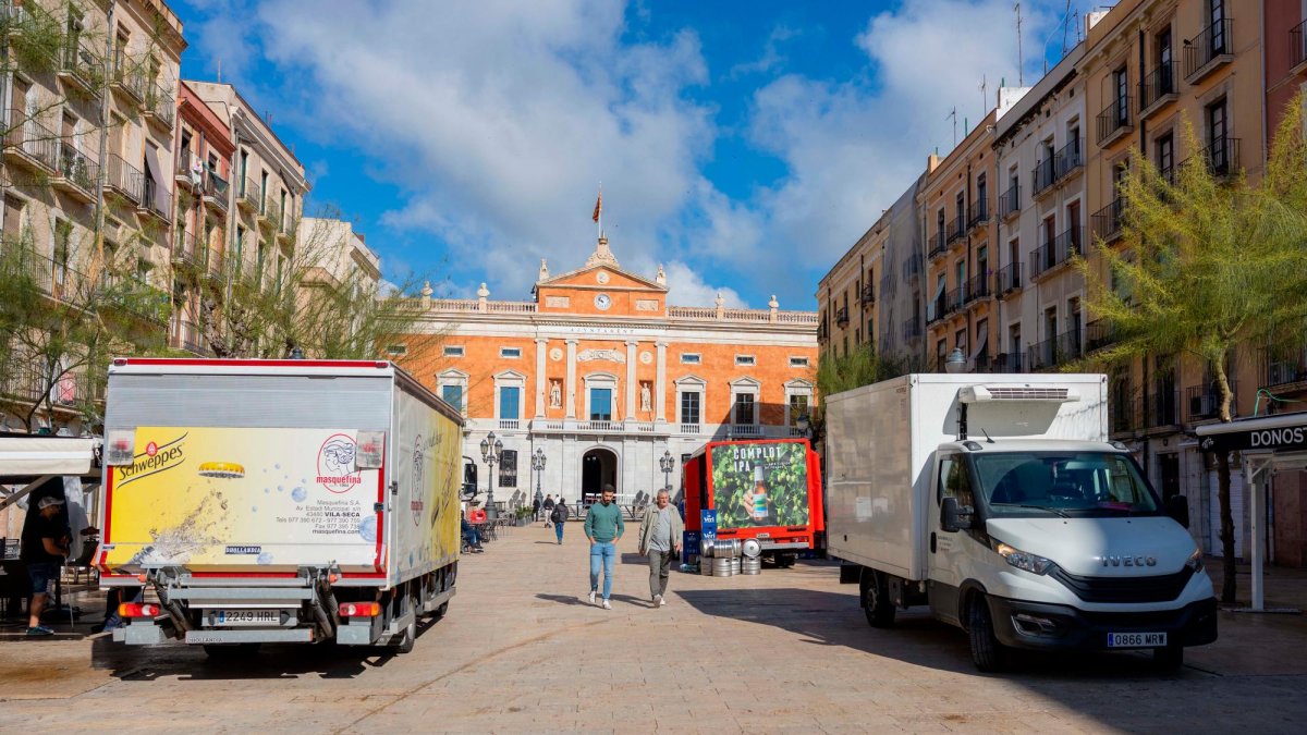 Así estaba la Plaça de la Font, el pasado viernes por la mañana. Los trabajadores descargaban bebidas y barriles.