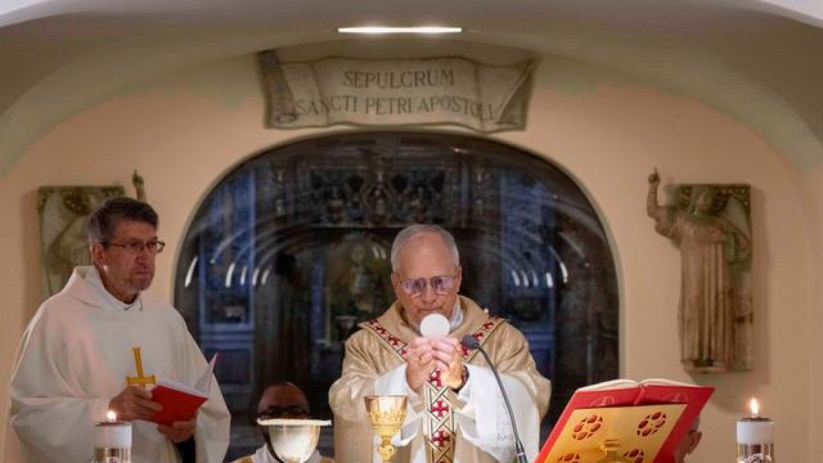 Imagen del papa durante la celebración de la misa en la fruta de la basílica de San Pedro.