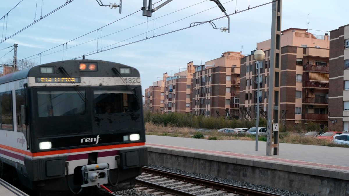 Un tren, en la estación de Vila-seca, con viviendas muy próximas.