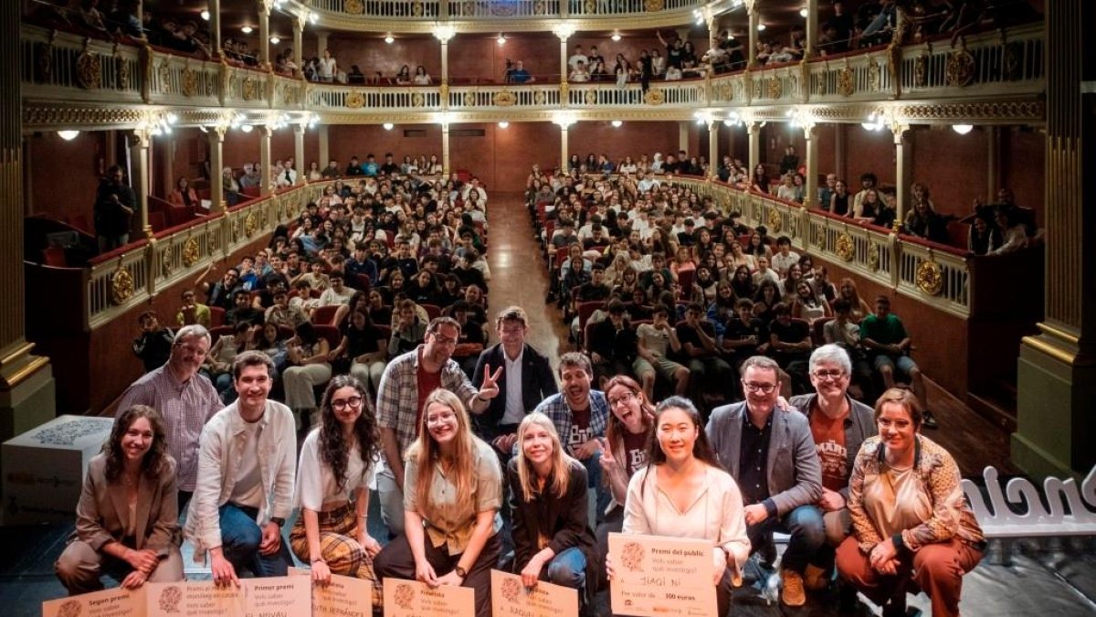 400 alumnes de primer de batxillerat de nou instituts de la demarcació han assistit de públic al Teatre Bartrina.
