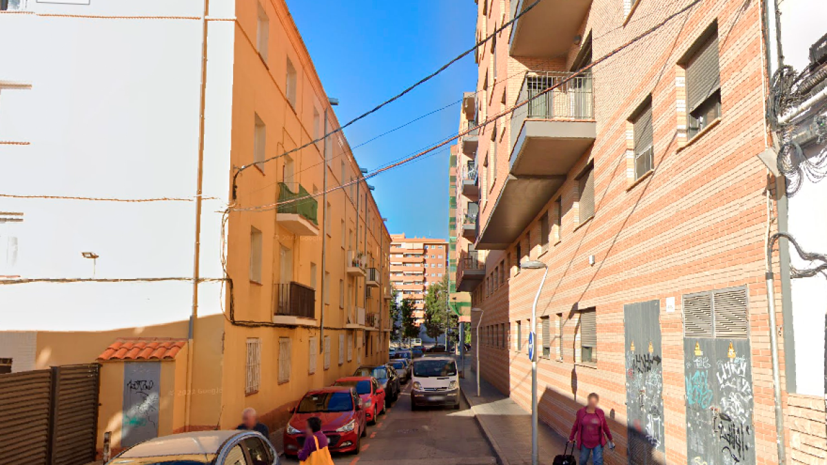 El perro se puede ver en un balcón de la calle del Mar.