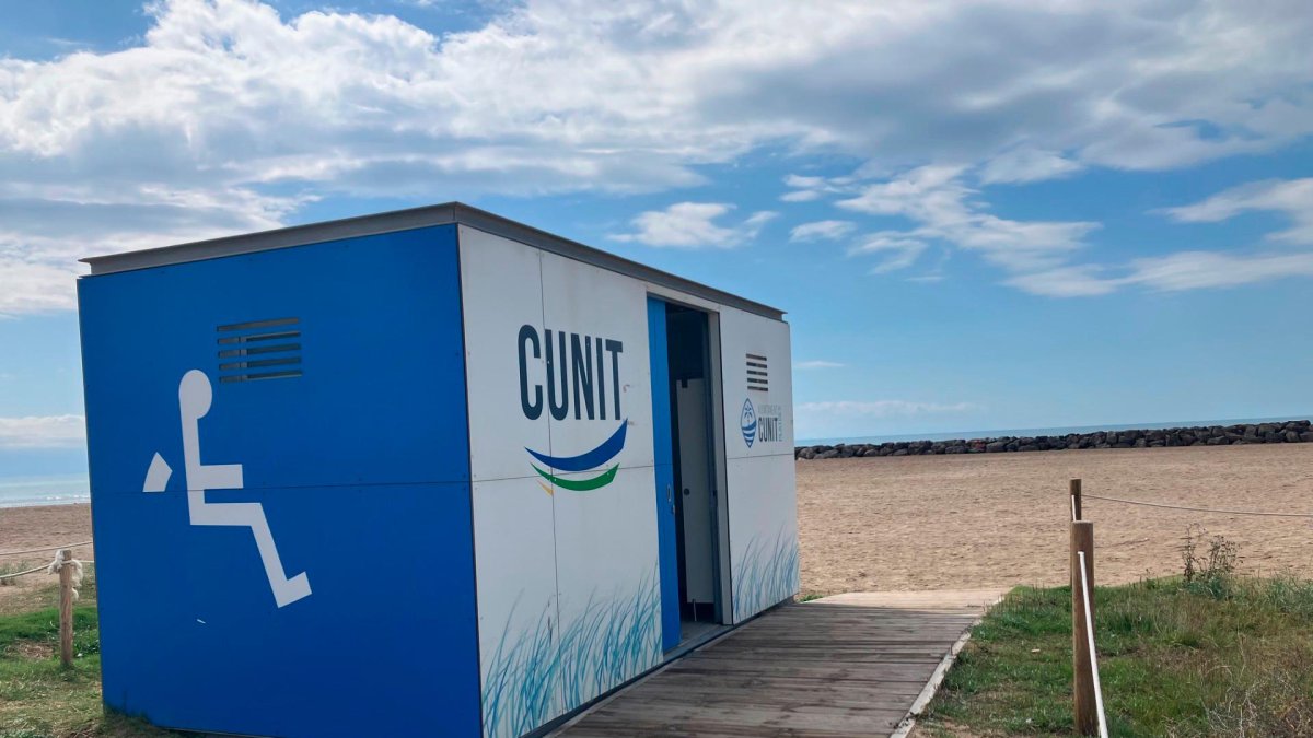 Uno de los módulos con lavabos en la playa de Cunit.