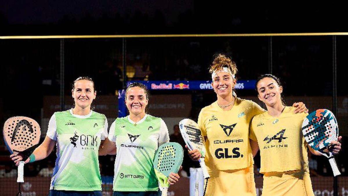 Ari Sánchez, Paula Josemaría, Bea González y Claudia Fernández, antes de su partido de semifinales en Asunción.