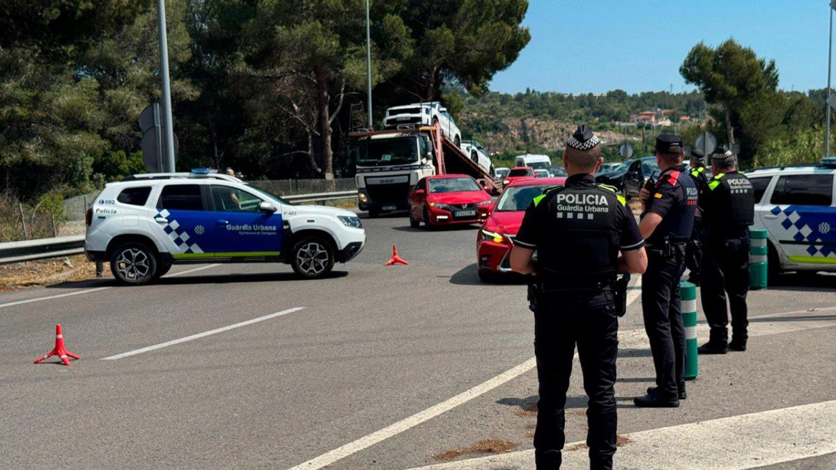 Agentes de los Mossos y de la Guàrdia Urbana de Tarragona.