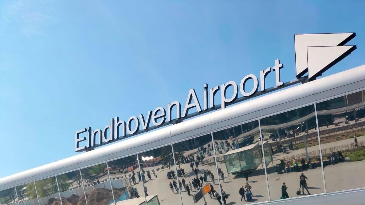 La família, en arribar a Eindhoven.