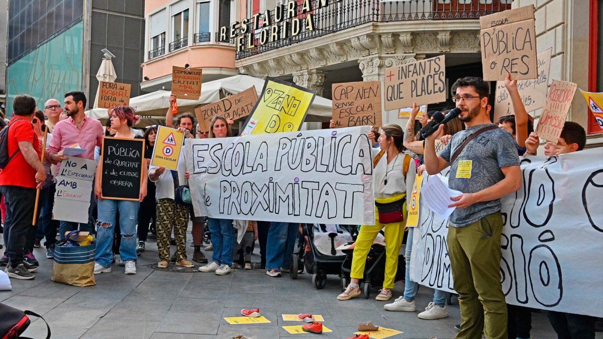 Un centenar de famílies s’han concentrat aquest dijous davant l’Ajuntament de Reus per exigir una solució urgent a la manca de places públiques a la zona D.
