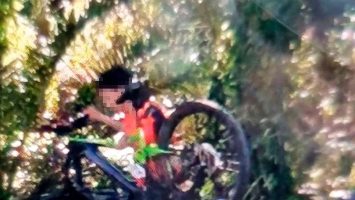 El delincuente con la bici a cuestas.