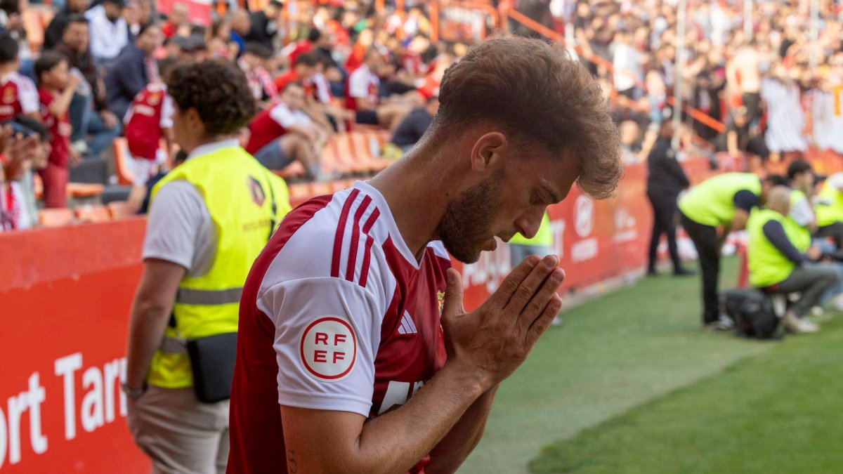Roberto Torres antes de lanzar un córner ante el Real Unión.