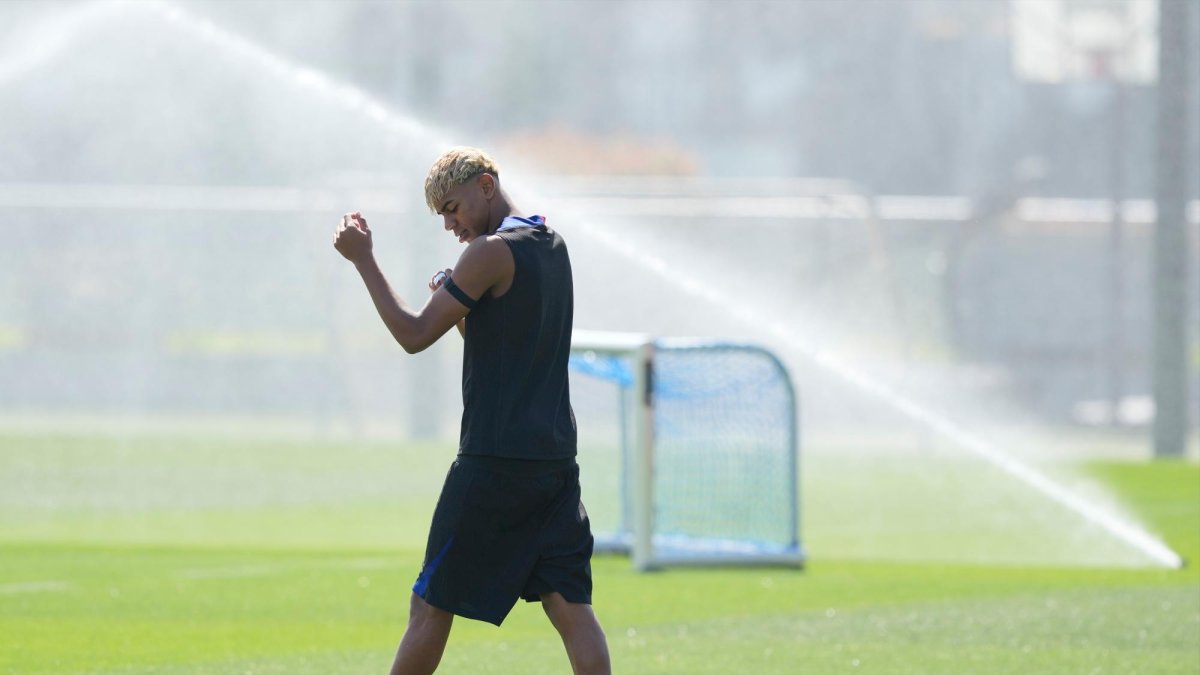 Lamine Yamal hace diabluras en los entrenamientos. 