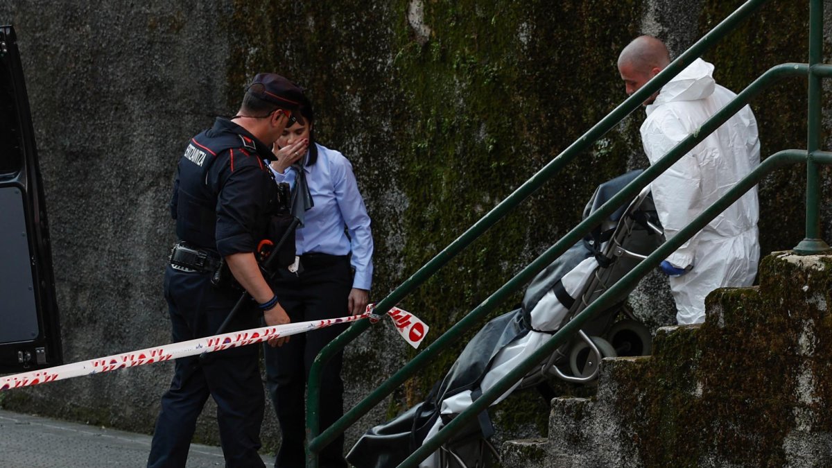 Los servicios funerarios trasladan de la vivienda el segundo de los dos cuerpos.