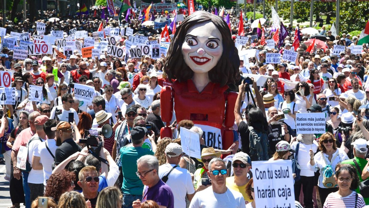 Manifestación que el colectivo Vecinas y Vecinos de los Barrios y Pueblos de Madrid ha convocado este domingo bajo el lema 'Salvemos nuestra sanidad pública', para defender una sanidad 100% pública y para protestar contra los recortes.
