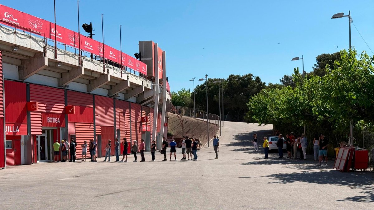 Las colas delante de la tienda del Nàstic.