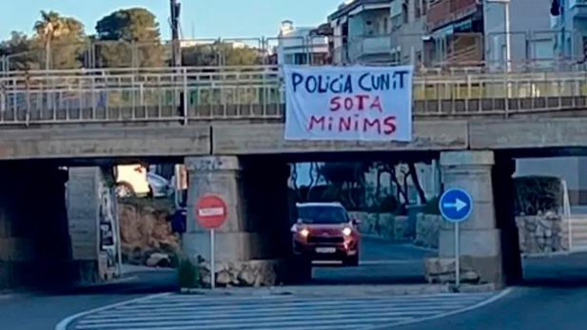 La pancarta es una forma de protesta vecinal y de colectivos.