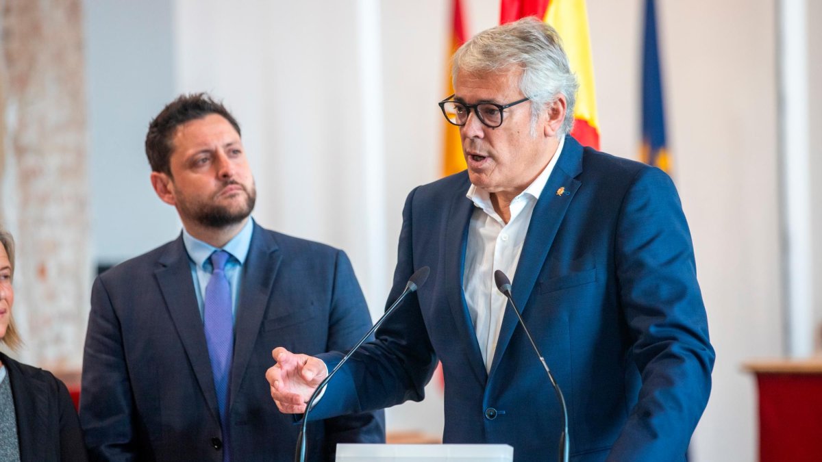 Jordi Sendra, en una imagen del pasado otoño junto al alcalde Rubén Viñuales (PSC).