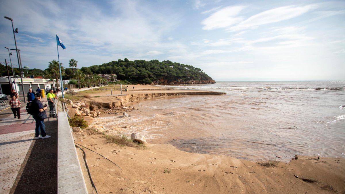 Este es el estado que presentaba el paseo y la playa de La Móra el pasado 4 de noviembre, tras la dana.