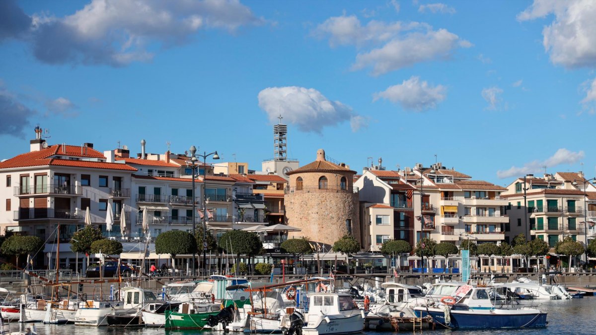 Frontal del barrio del Port de Cambrils, con su emblemática Torre del Port.