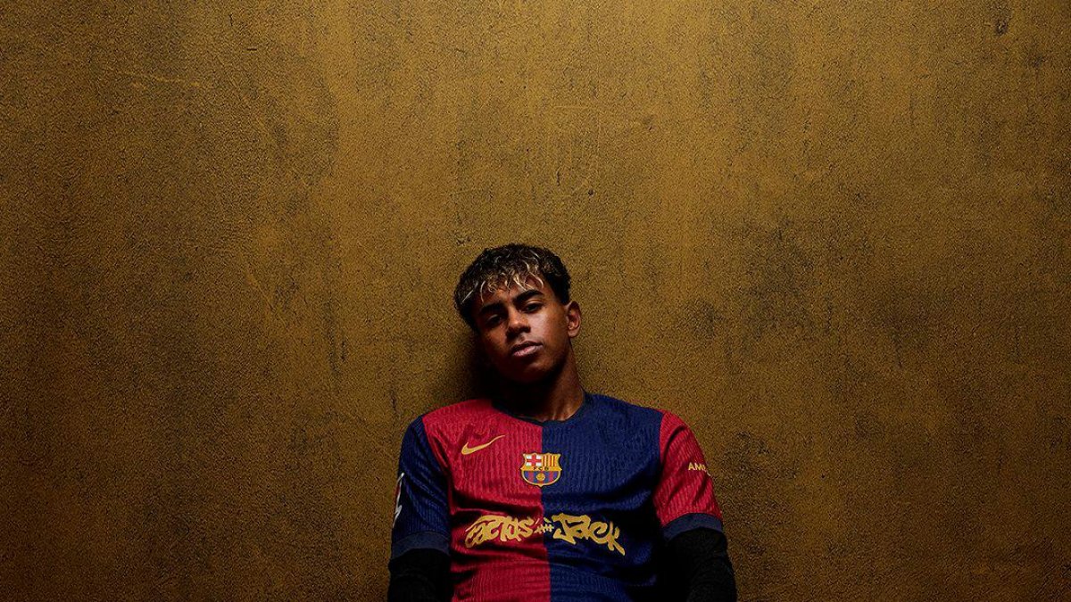 Lamine Yamal con la nueva camiseta para el clásico.