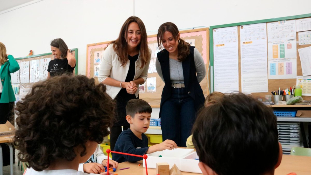 La consellera d’Educació visita l’Escola Pau Casals de Sabadell junto a la alcaldesa Marta Farrés.
