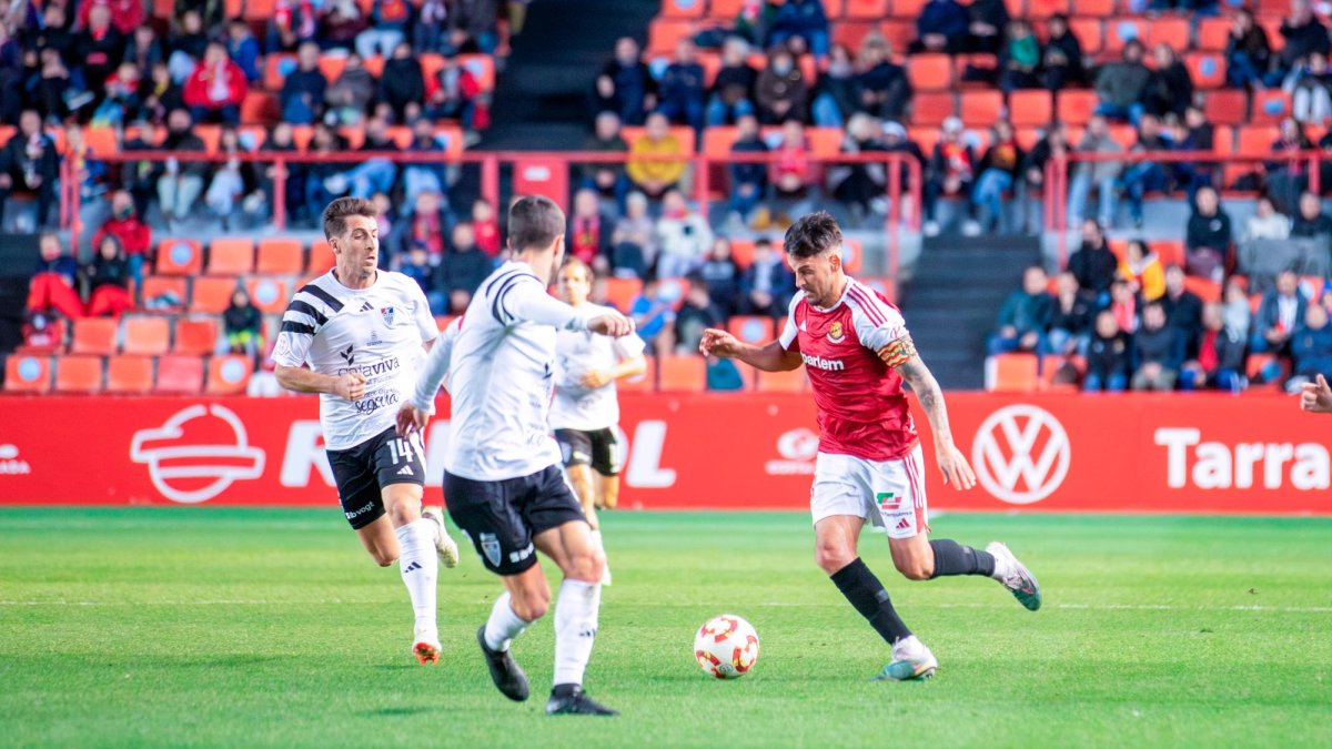 Joan Oriol conduce la pelota frente a la Gimnástica Segoviana.