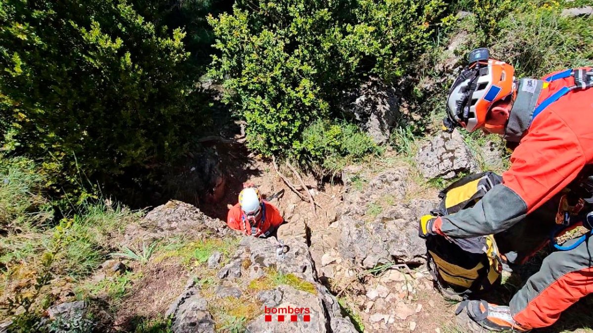 Imagen de los Bombers trabajando en el rescate de la fallecida en Tortosa.