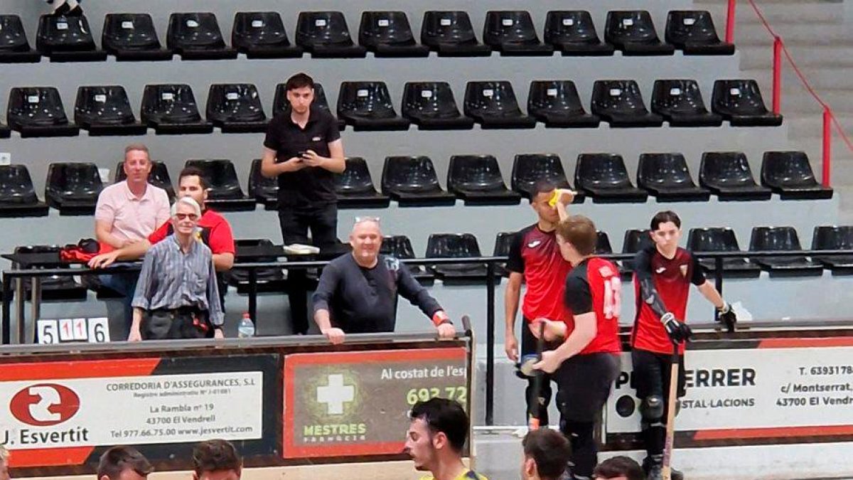 Instante en el que el árbitro hace piña con el Sant Ramon.