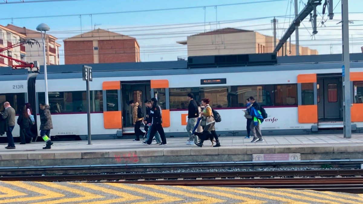 Un regional estacionado en la estación de Sant Vicenç de Calders (El Vendrell).​