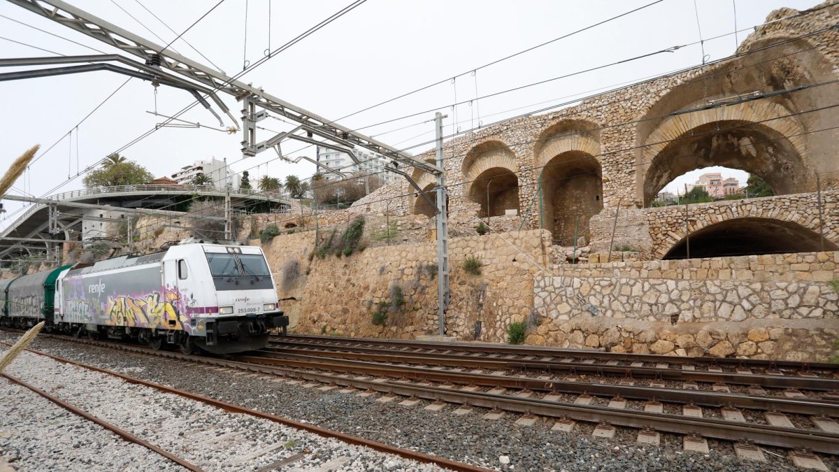 Imagen de archivo de un tren de mercancías circulando a escasos metros del Amfiteatre de Tarragona.
