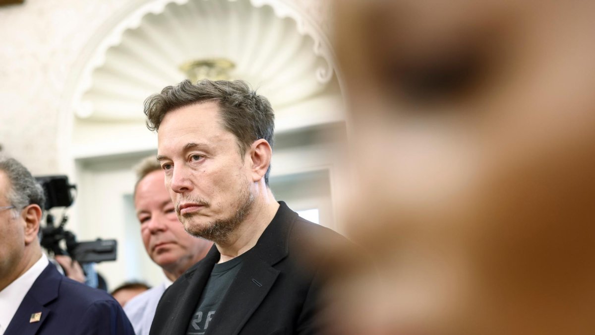 El empresario Elon Musk escucha la reunión del presidente estadounidense Donald Trump con el presidente sudafricano Cyril Ramaphosa en el Despacho Oval de la Casa Blanca en Washington, D.C., EE. UU., el 21 de mayo de 2025.