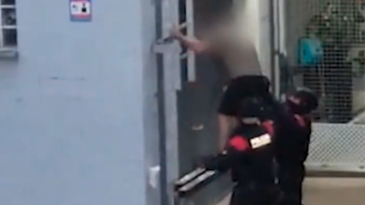 Los agenters, durante una de las detenciones.