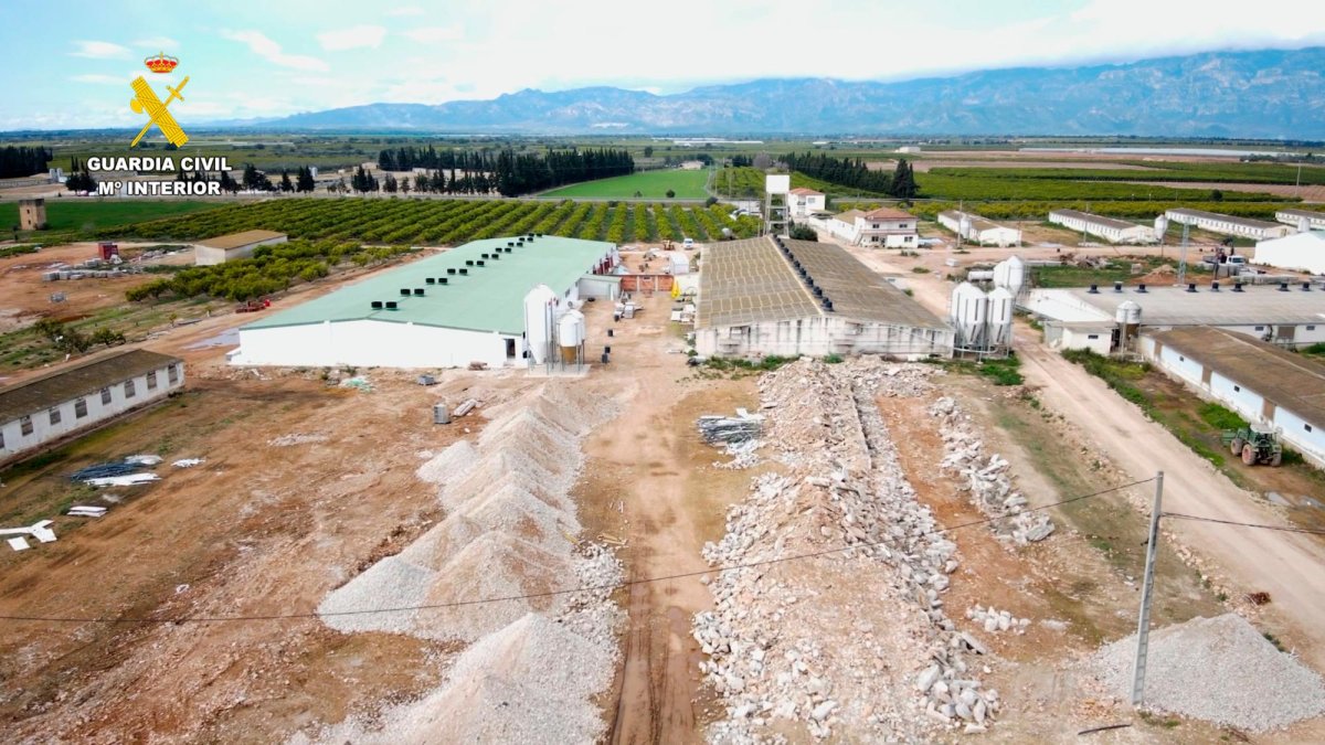 Vista aérea de la explotación ganadera de Tortosa donde se han localizado unas 25 toneladas de fibrocemento con amianto.