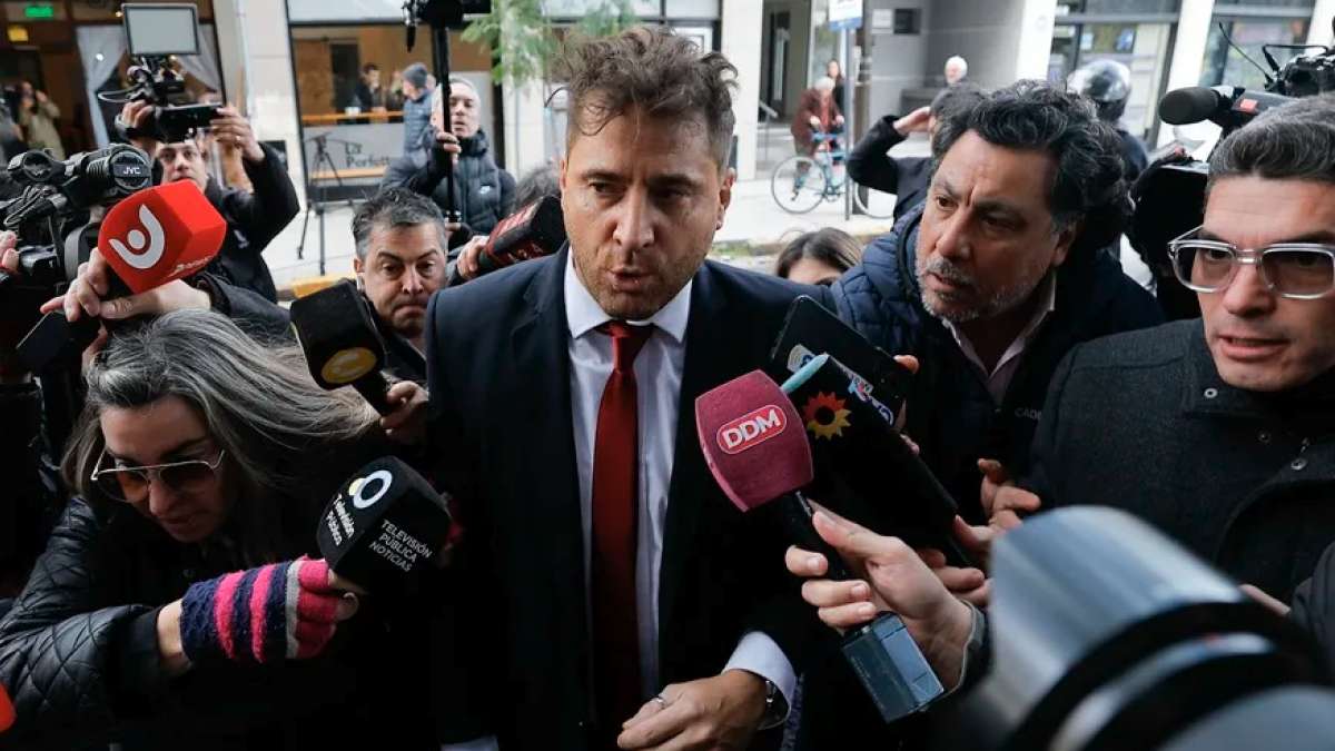 El fiscal general de la causa Patricio Ferrari (c) habla a la salida de los tribunales este jueves en Buenos Aires, Argentina, el 29 de mayo de 2025.