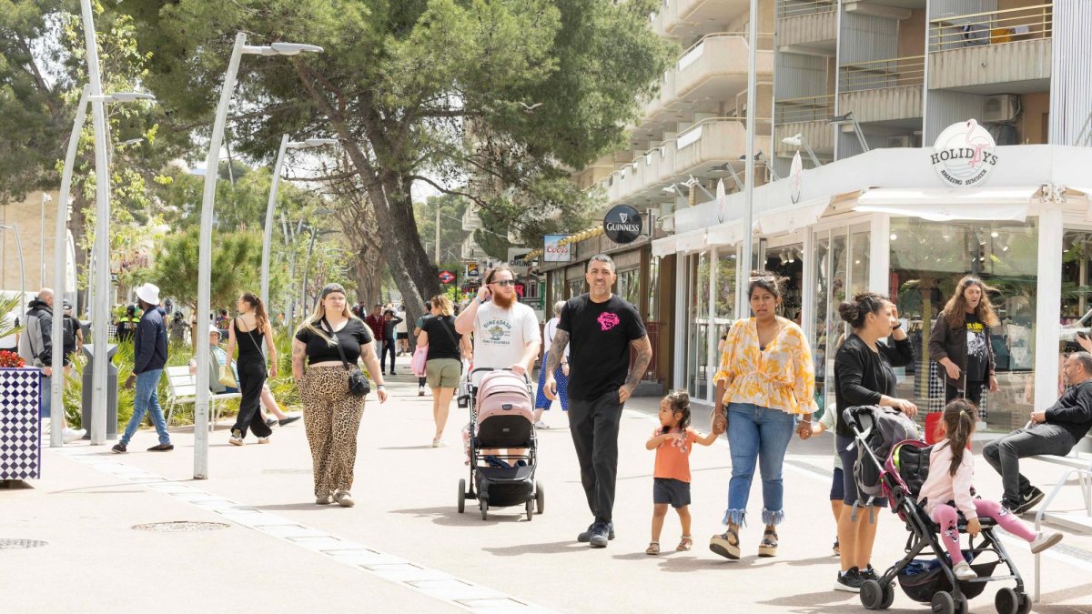 La vía, por donde pasaban 200 buses al día, ha quedado en plataforma única.