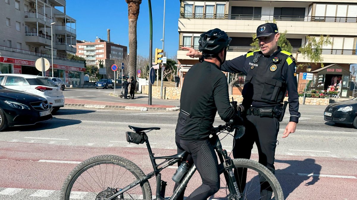 Un agent i un ciclista.
