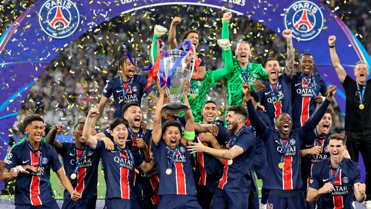 Marquinhos, capitán del PSG, alza la Champions League conquistada este año.