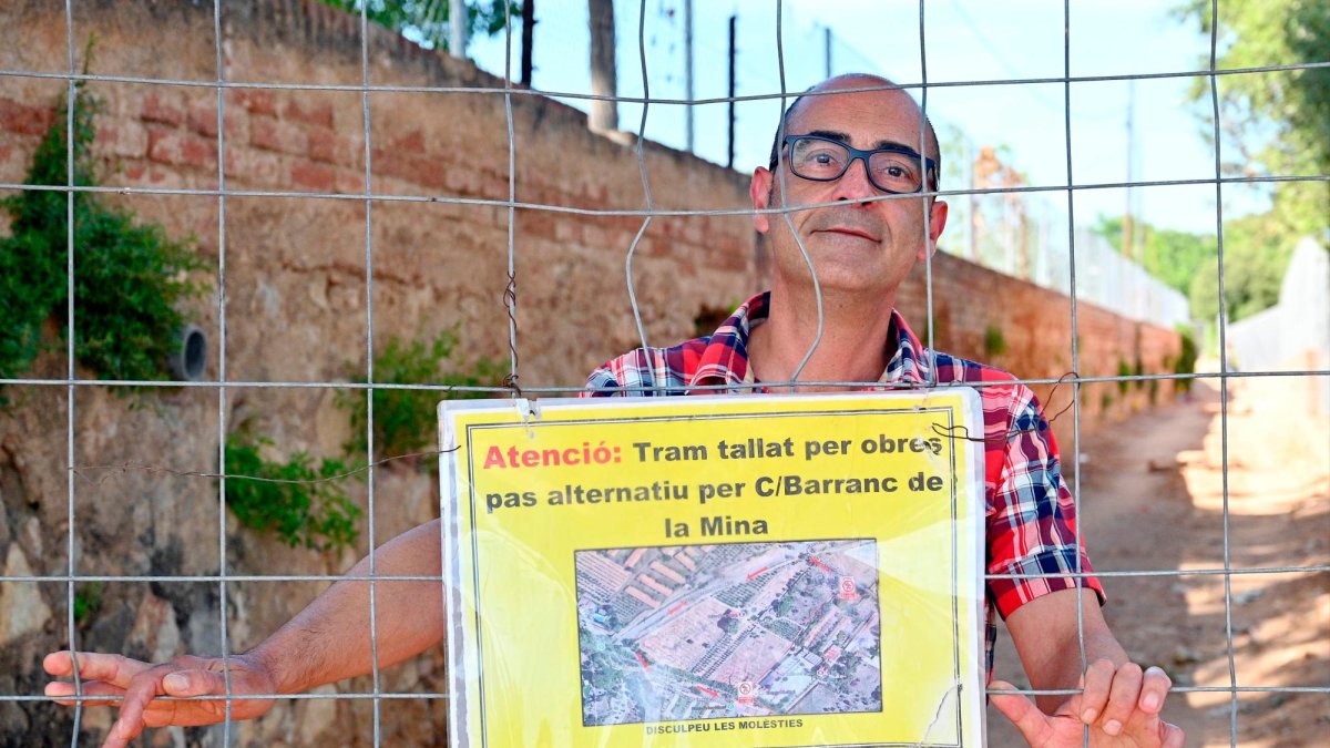 El camí està tallat a banda i banda, de manera que el veí no pot sortir per un costat ni per l’altre.