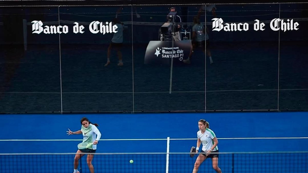 Un instante de la final entre Paula Josemaría y Ari Sánchez, y Delfi Brea y Gemma Triay.