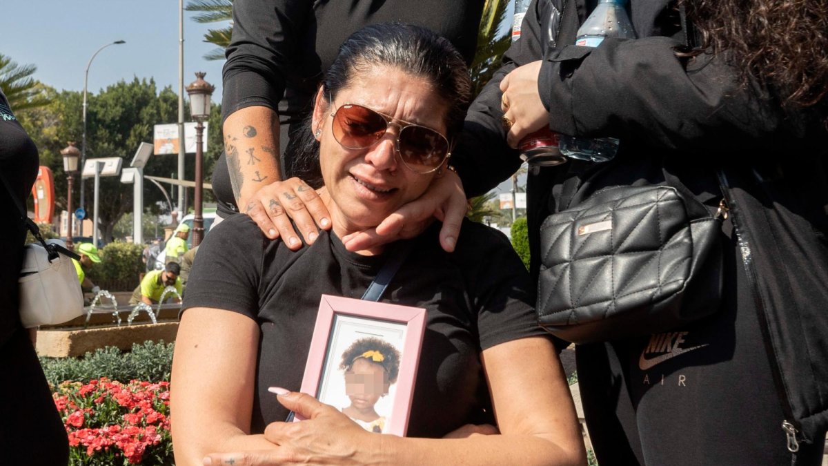 Ramona, la madre adoptiva de la niña asesinada ayer en la pedanía murciana.
