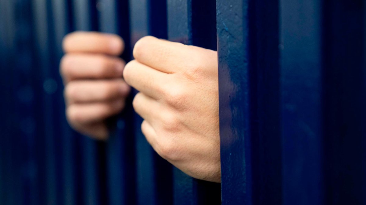 Piden seis y cinco años de prisión para un hombre y una mujer acusados de subarrendar ilegalmente una veintena de pisos en Barcelona.