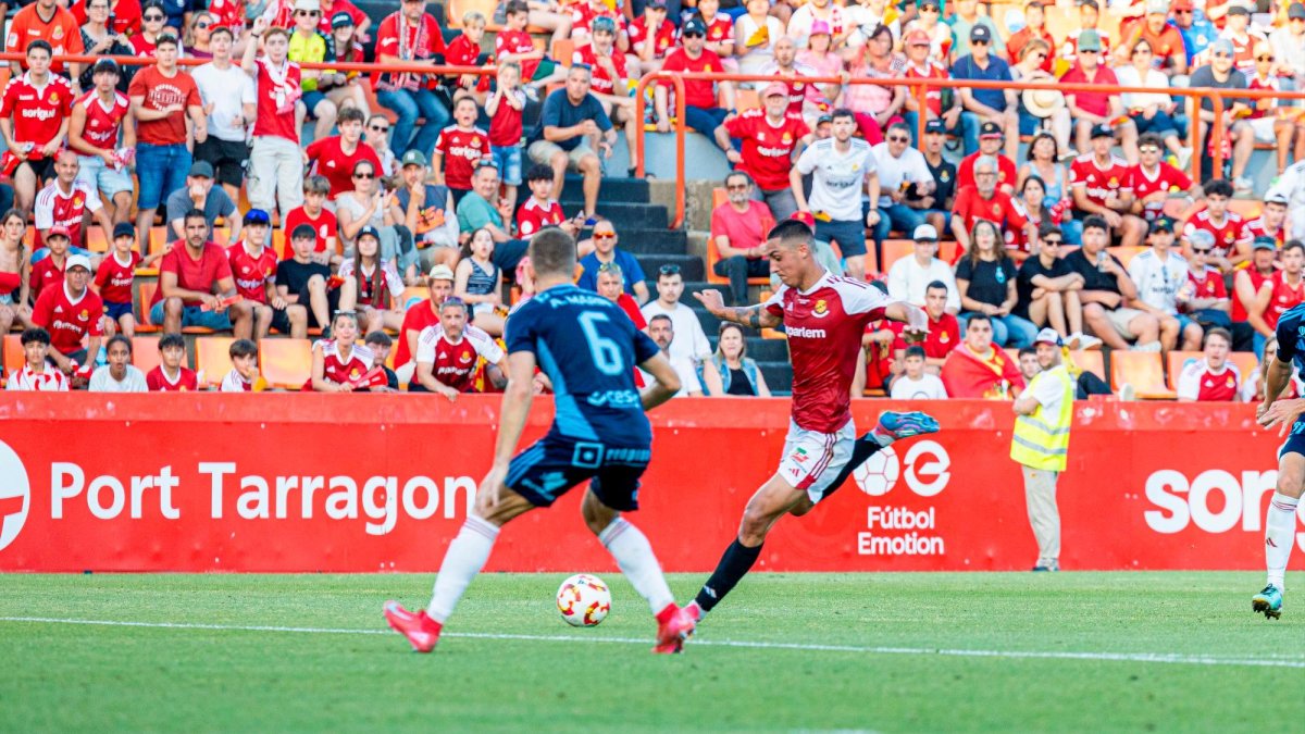 El delantero asturiano Pablo Fernández prueba un disparo en el partido contra el Murcia.