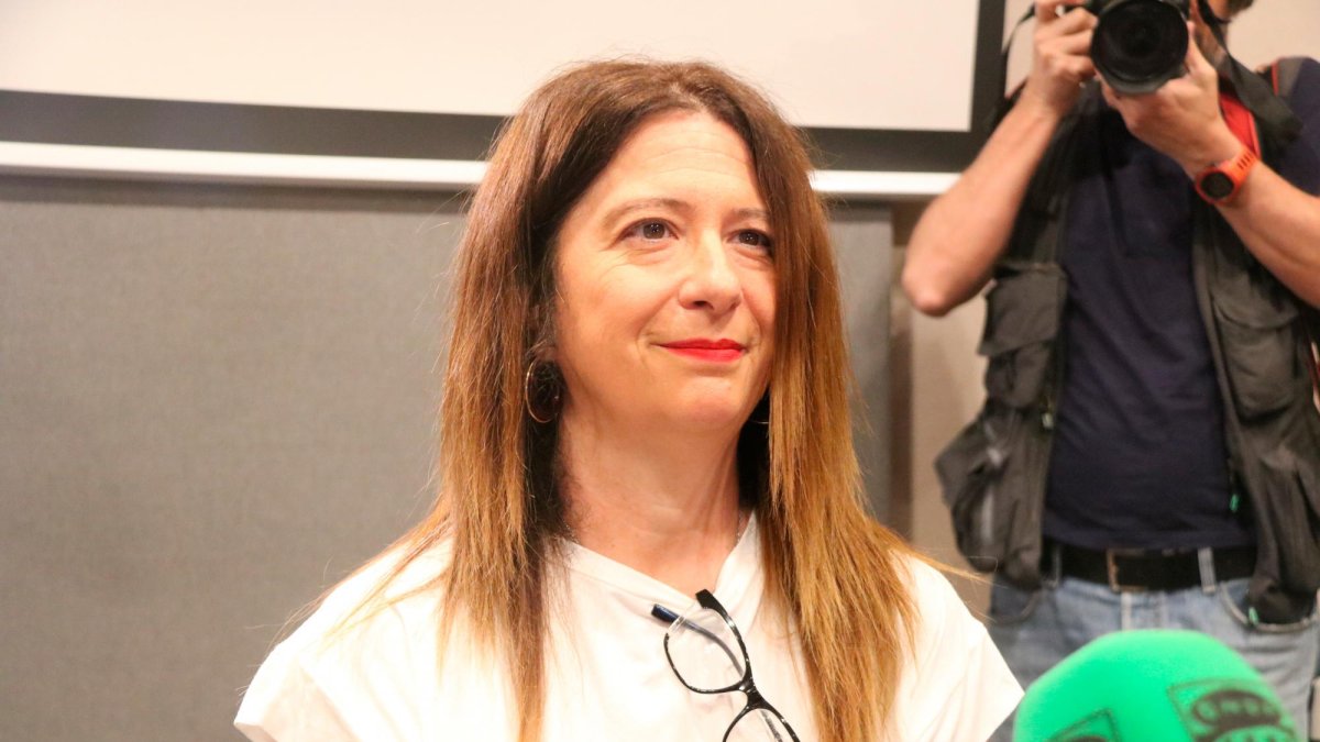 La militante socialista Leire Díez en una comparecencia multitudinaria en un hotel de Madrid.