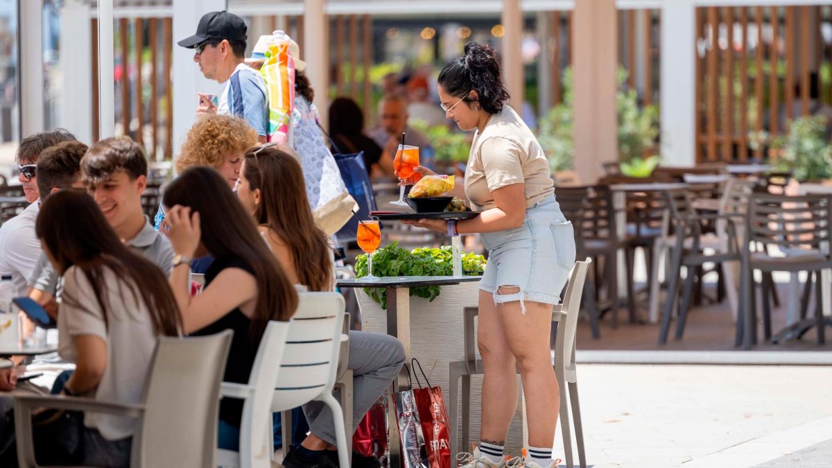 Camareros atendiendo una terraza en Cambrils.
