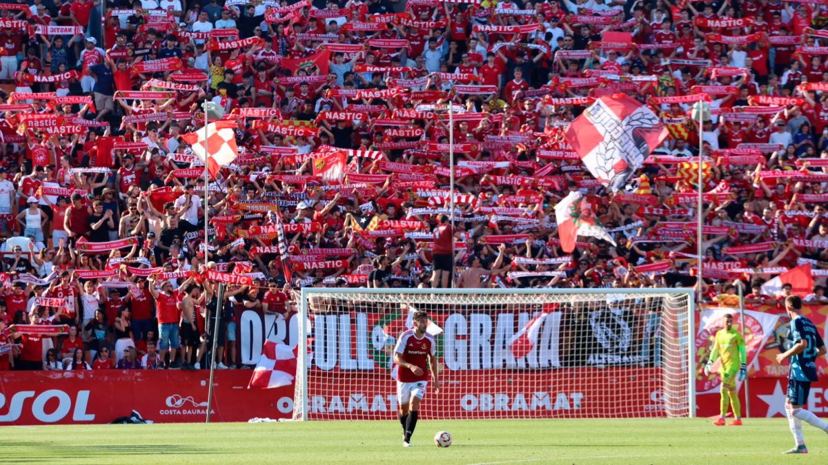 Instante del partido entre Nàstic y Murcia.